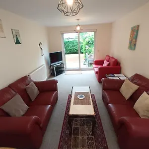 Modern With Free Parking And Private Garden Apartment
