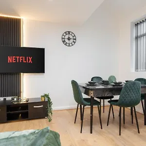 https://apt-sophisticated-stylish-flat-near-airport-sleeps-9.hotelsin-chester.com